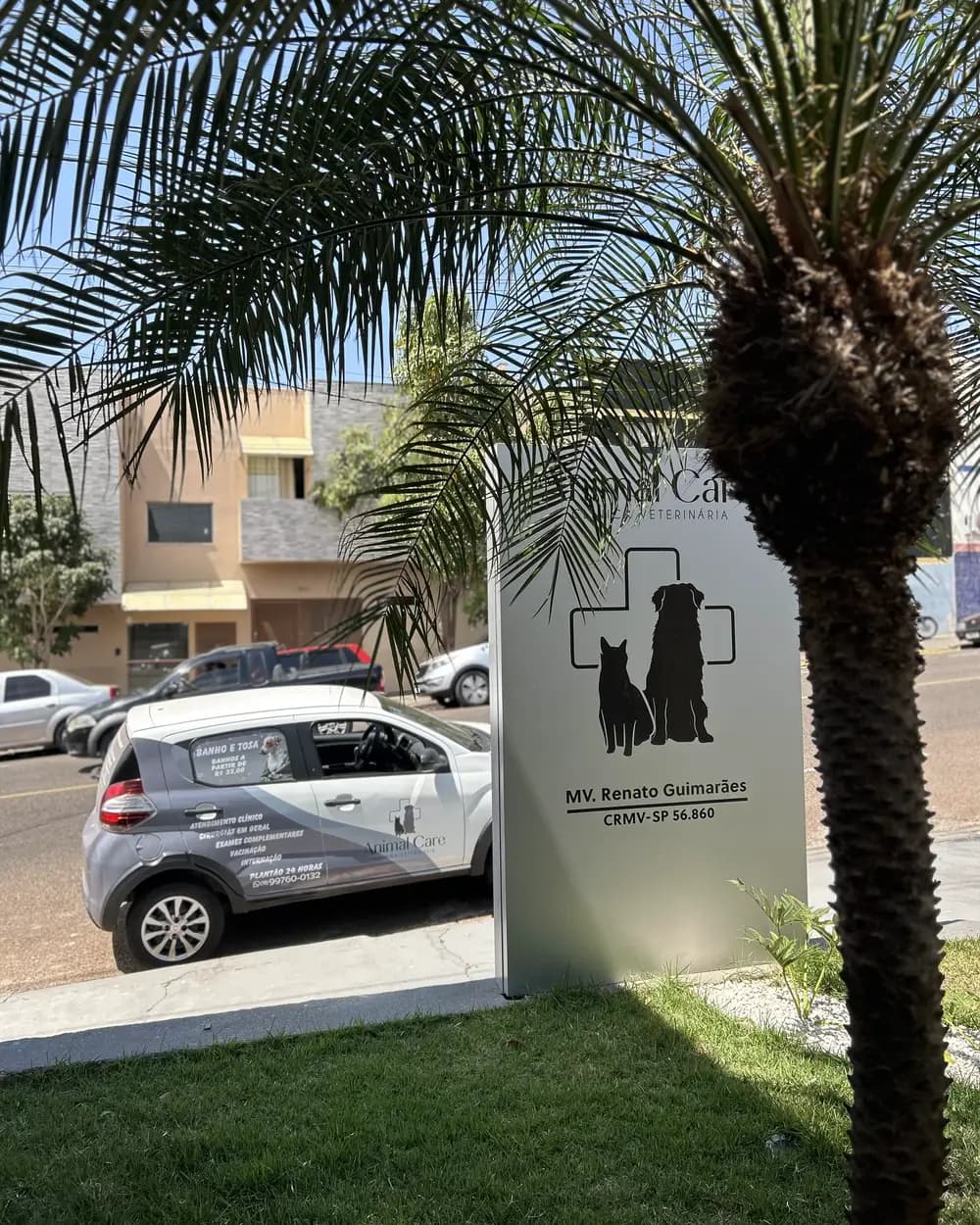 Totem da Animal Care na calçada da Av. Castro Alves, com o carro da clínica ao fundo