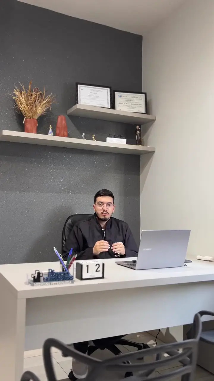 Dr. Renato Guimarães no consultório da Animal Care